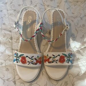 White and floral wedge heal